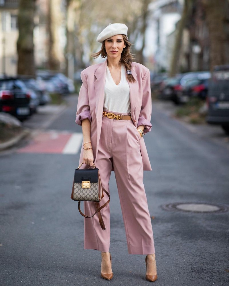 Модные женские брючные костюмы 2026: фото, новинки, тренды