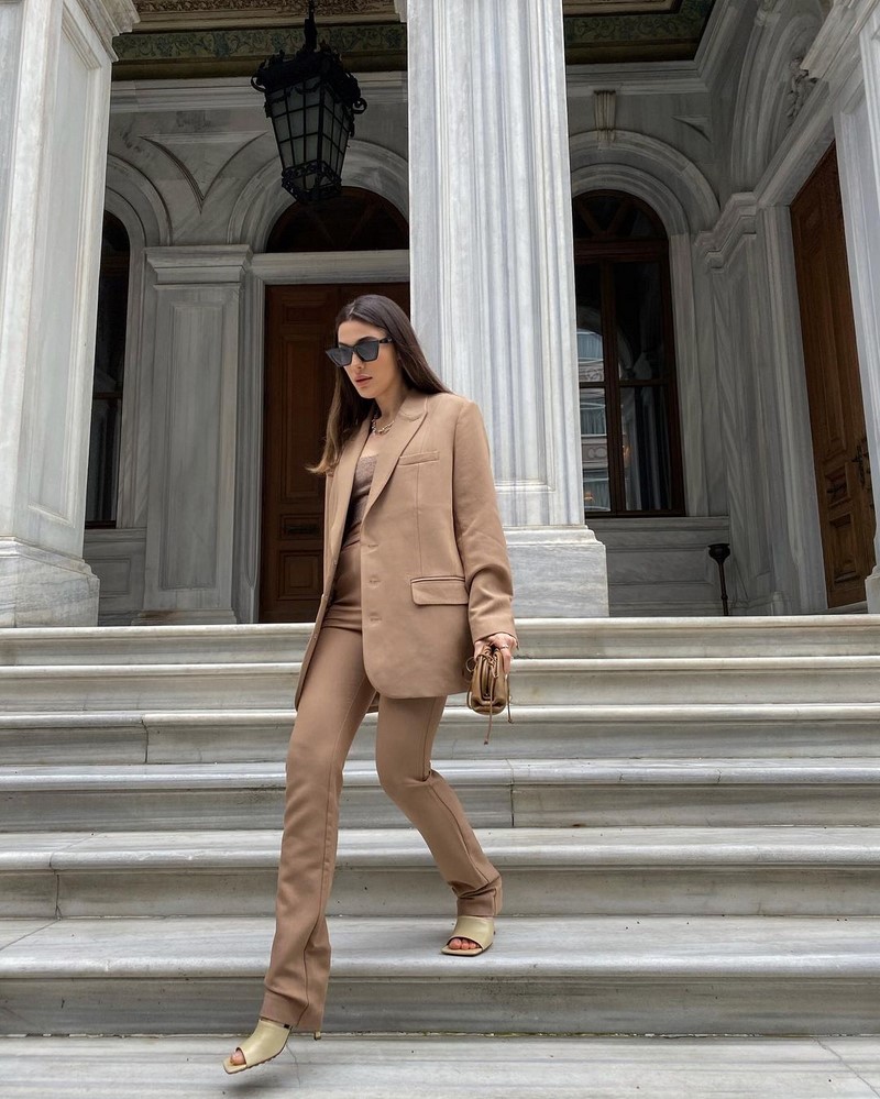 Модные женские брючные костюмы 2026: фото, новинки, тренды