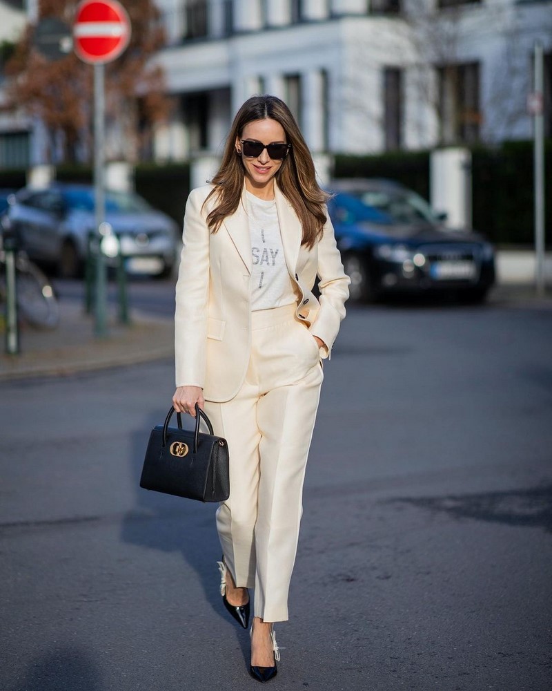 Модные женские брючные костюмы 2026: фото, новинки, тренды