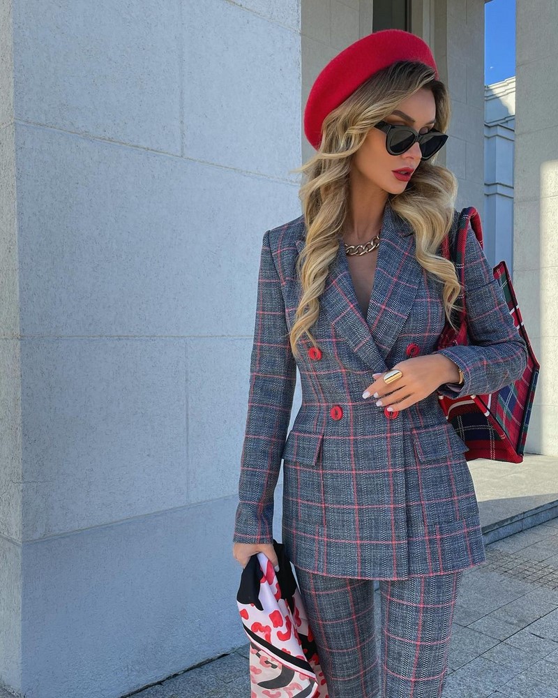 Модные женские брючные костюмы 2026: фото, новинки, тренды