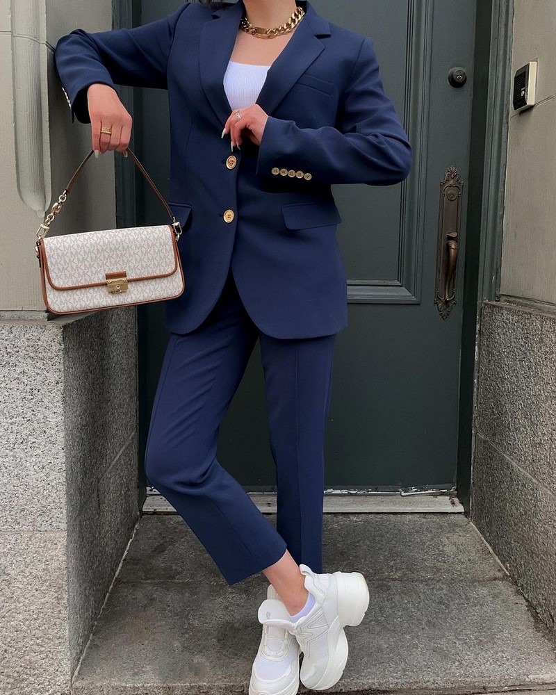 Модные женские брючные костюмы 2026: фото, новинки, тренды