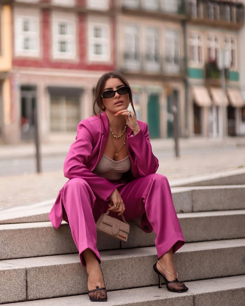 Модные женские брючные костюмы 2026: фото, новинки, тренды