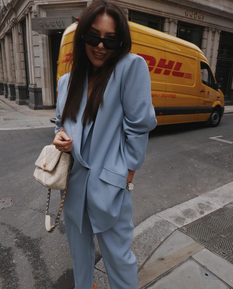 Модные женские брючные костюмы 2026: фото, новинки, тренды