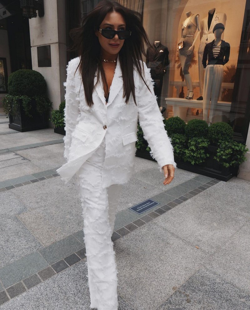 Модные женские брючные костюмы 2026: фото, новинки, тренды