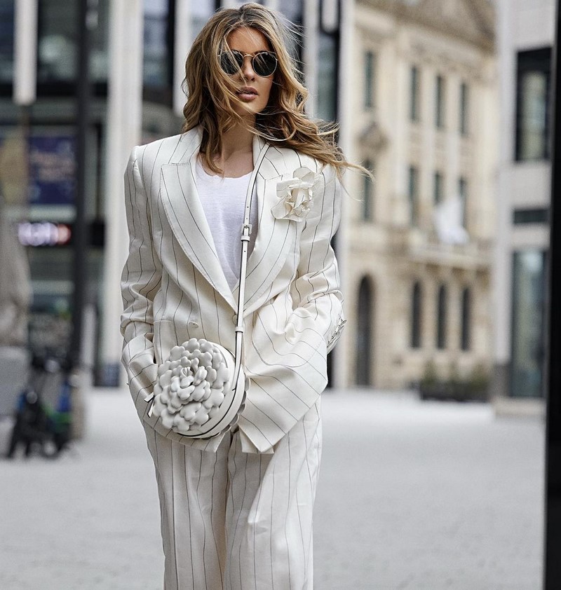 Модные женские брючные костюмы 2026: фото, новинки, тренды