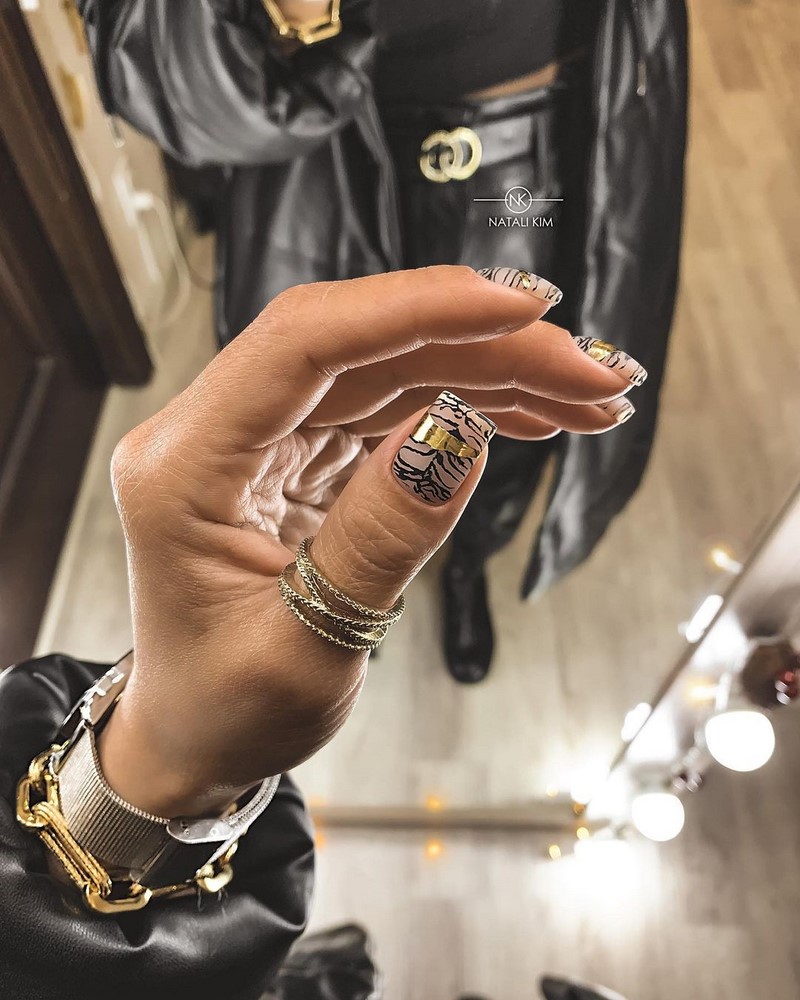 Безупречный «квадрат»: новинки маникюра 2026 с фото