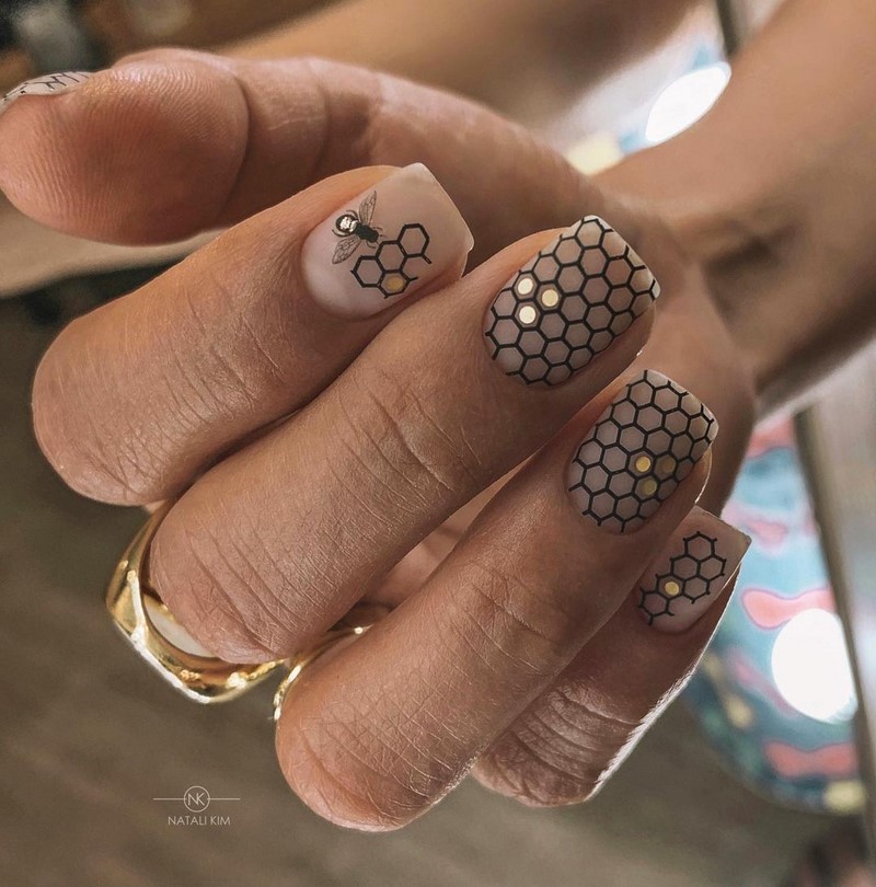 Безупречный «квадрат»: новинки маникюра 2026 с фото