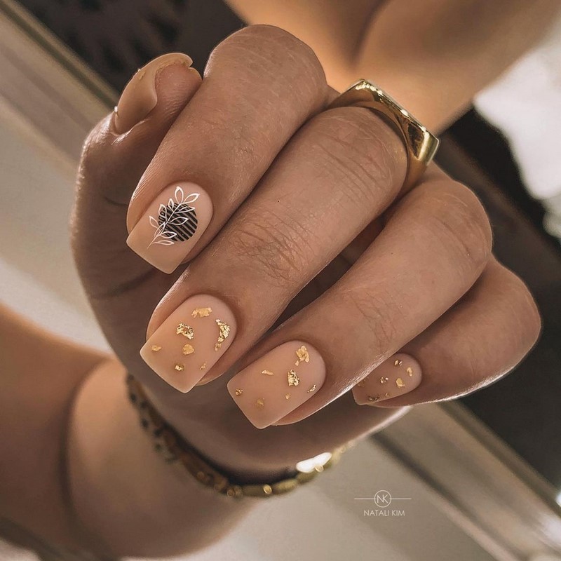 Безупречный «квадрат»: новинки маникюра 2026 с фото