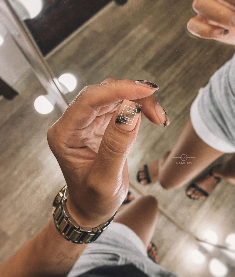 Безупречный «квадрат»: новинки маникюра 2026 с фото