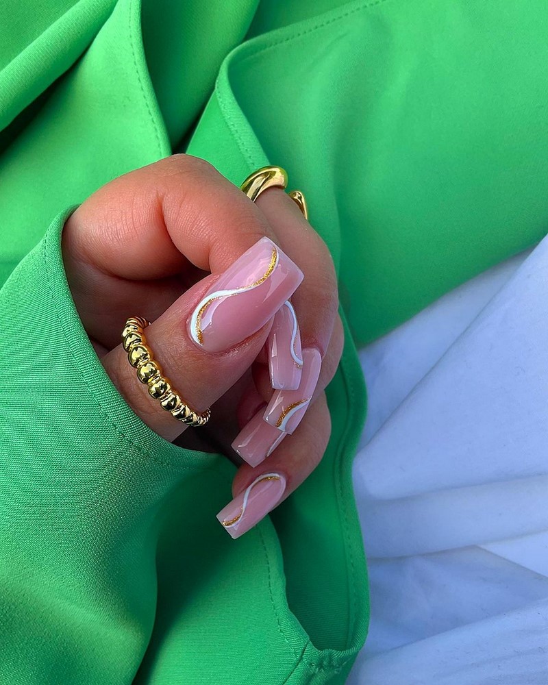 Безупречный «квадрат»: новинки маникюра 2026 с фото