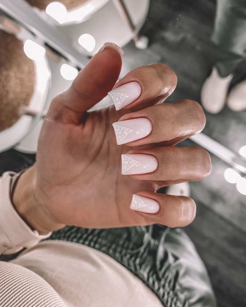 Безупречный «квадрат»: новинки маникюра 2026 с фото