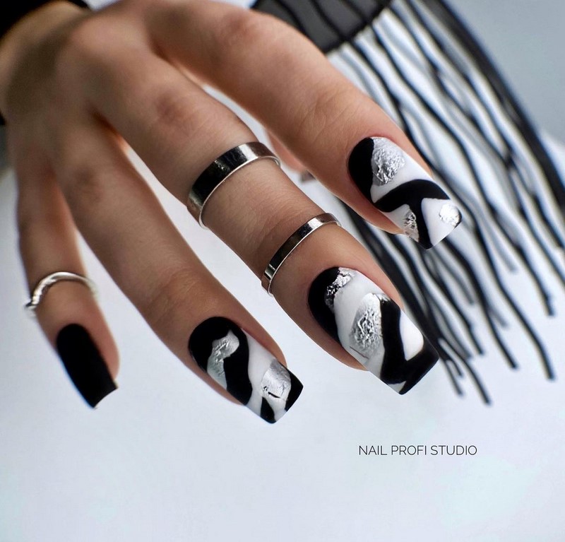 Безупречный «квадрат»: новинки маникюра 2026 с фото