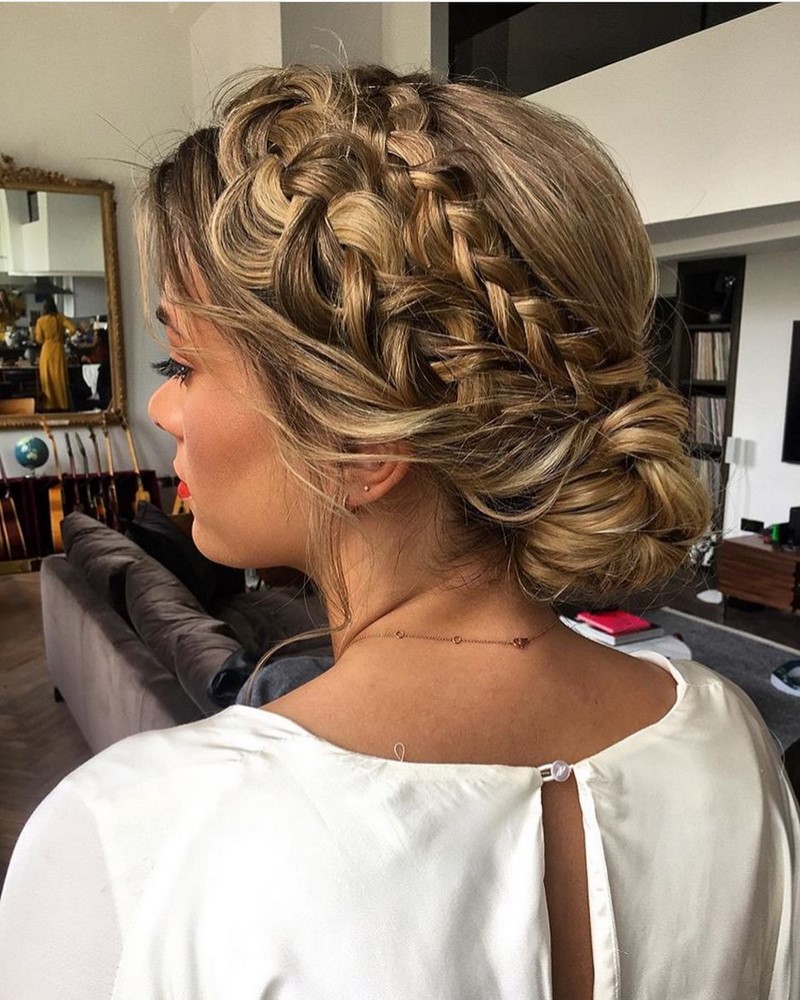 Прически на Новый 2027 год: топовые идеи новогодней прически