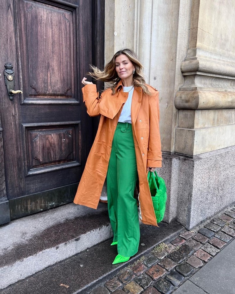 Стильные плащи и тренчи 2026: модные модели на фото