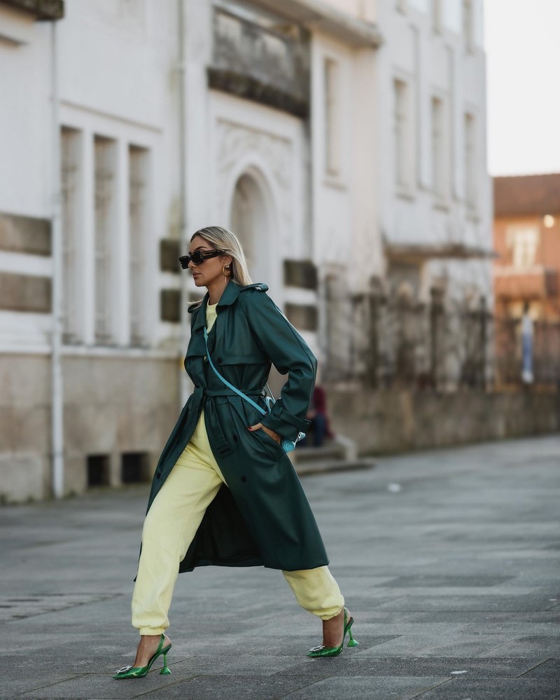 Стильные плащи и тренчи 2026: модные модели на фото