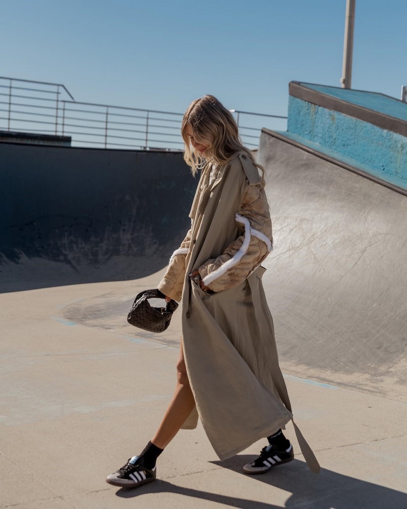 Стильные плащи и тренчи 2026: модные модели на фото