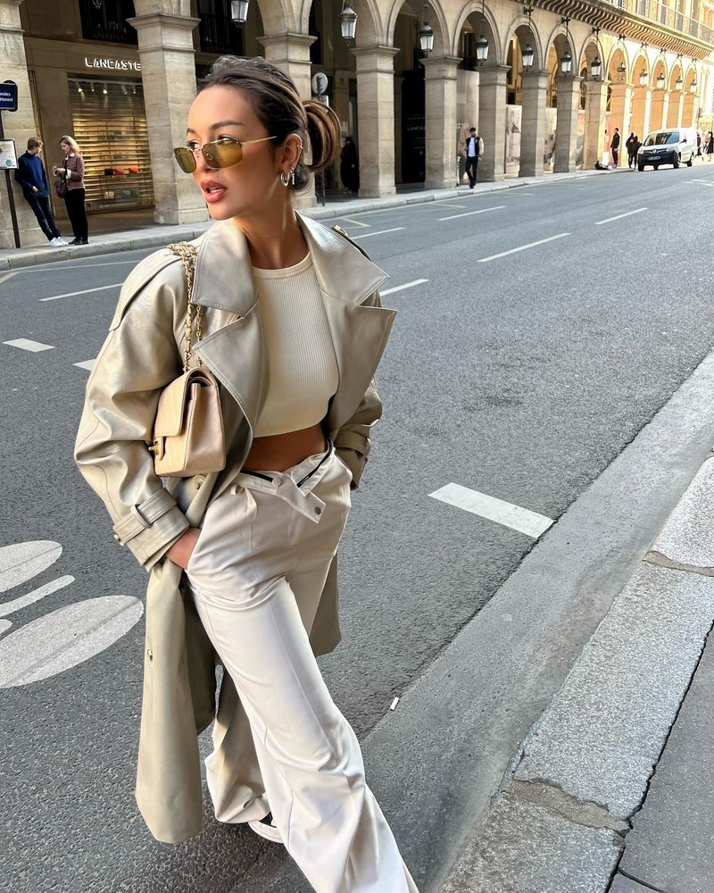 Стильные плащи и тренчи 2026: модные модели на фото