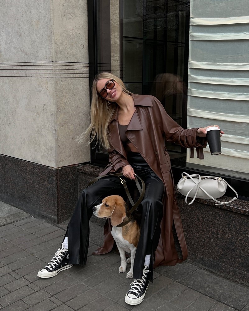 Стильные плащи и тренчи 2026: модные модели на фото