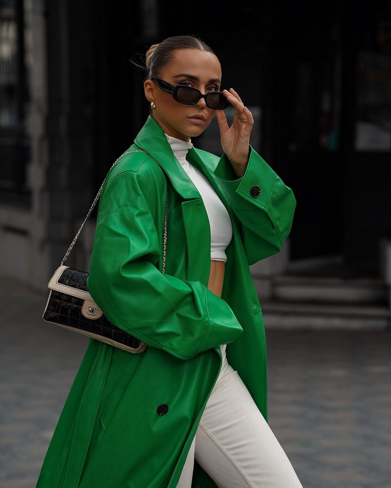 Стильные плащи и тренчи 2026: модные модели на фото