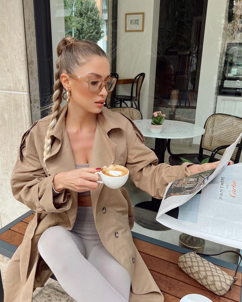 Стильные плащи и тренчи 2026: модные модели на фото