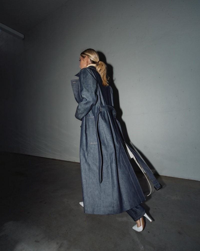 Стильные плащи и тренчи 2026: модные модели на фото