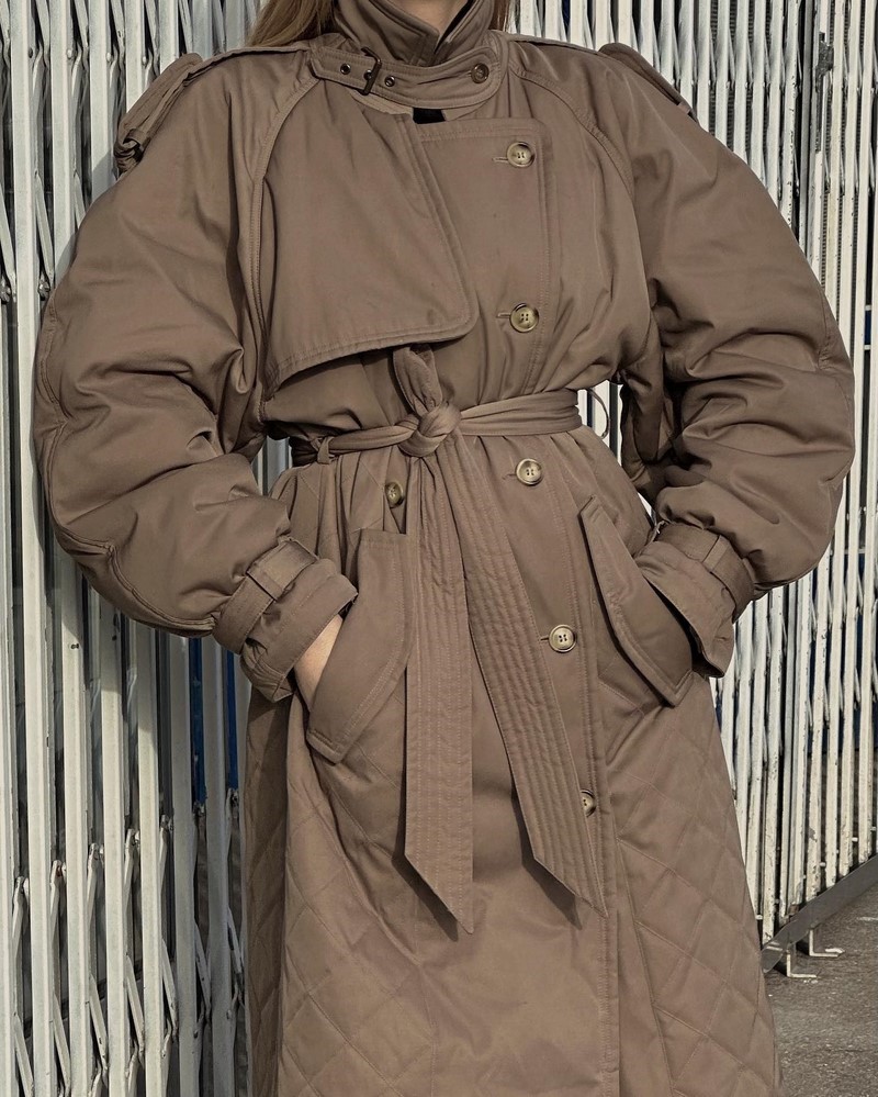 Стильные плащи и тренчи 2026: модные модели на фото