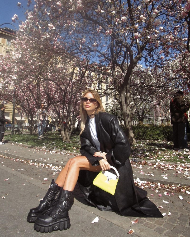 Стильные плащи и тренчи 2026: модные модели на фото