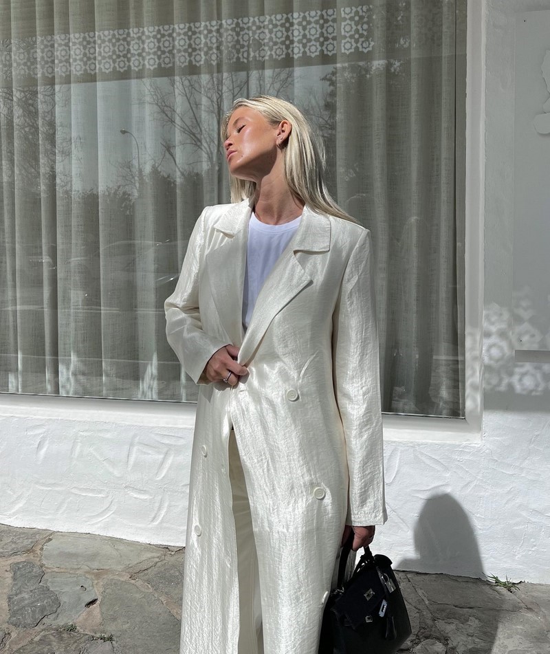 Стильные плащи и тренчи 2026: модные модели на фото