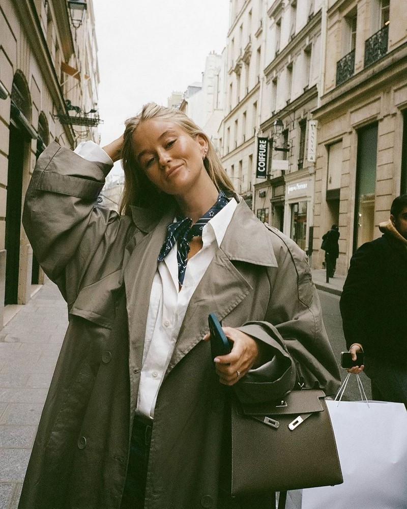 Стильные плащи и тренчи 2026: модные модели на фото