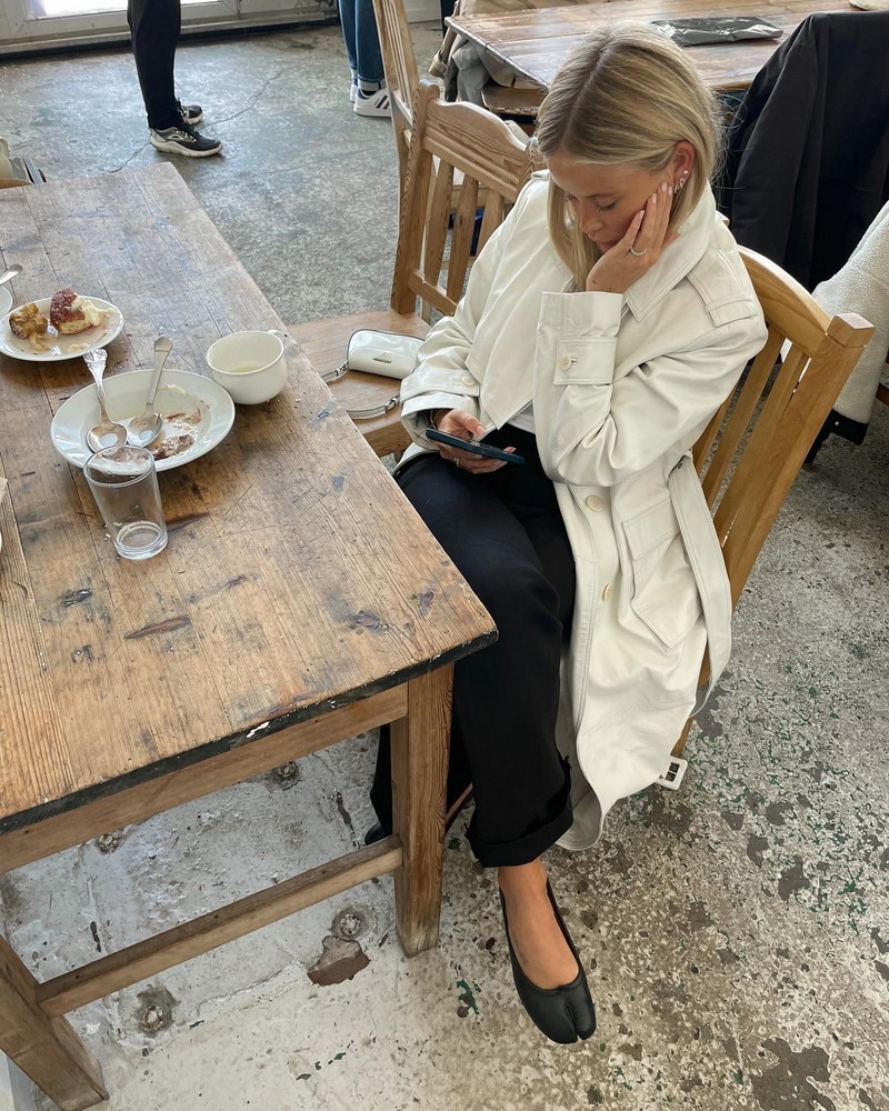 Стильные плащи и тренчи 2026: модные модели на фото