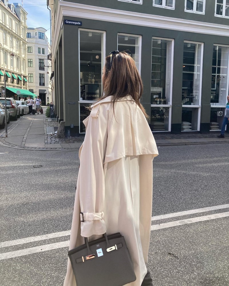 Стильные плащи и тренчи 2026: модные модели на фото