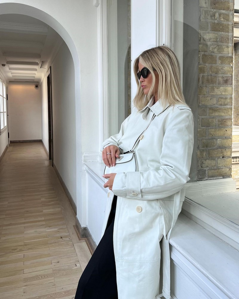 Стильные плащи и тренчи 2026: модные модели на фото