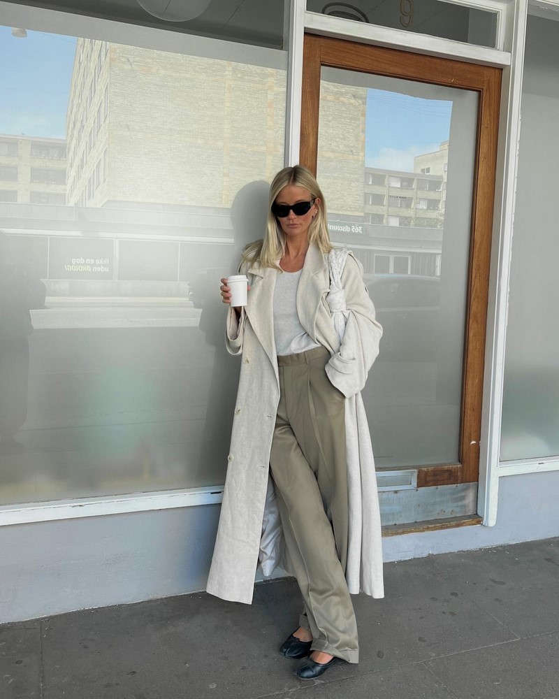 Стильные плащи и тренчи 2026: модные модели на фото