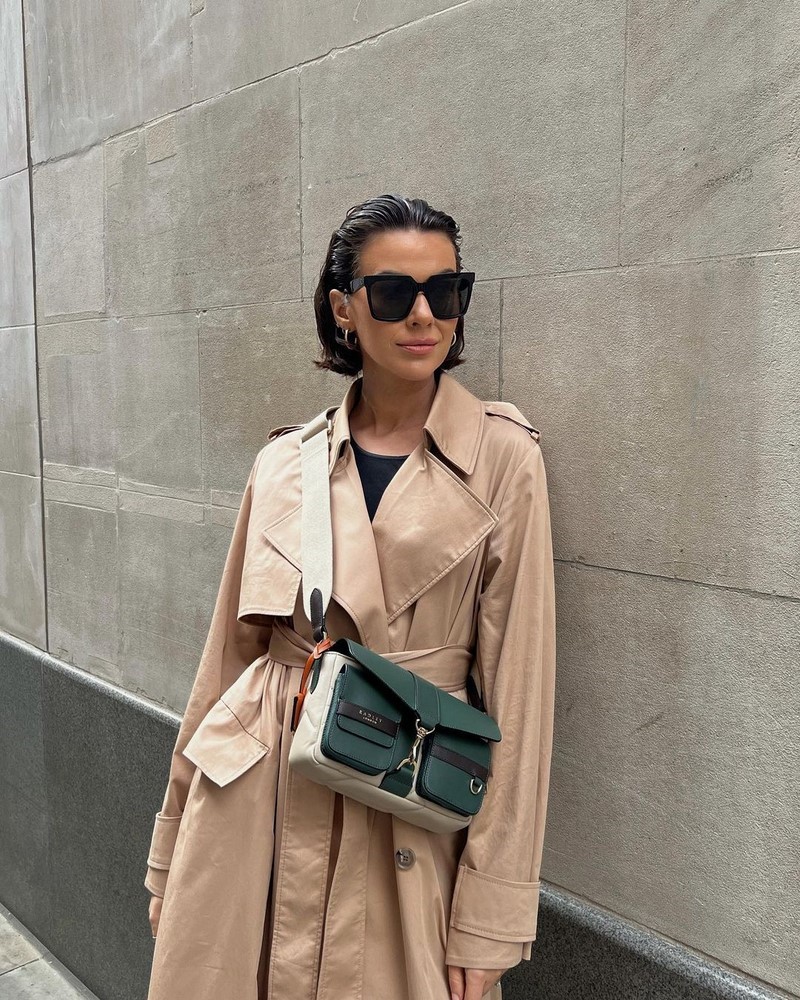 Стильные плащи и тренчи 2026: модные модели на фото