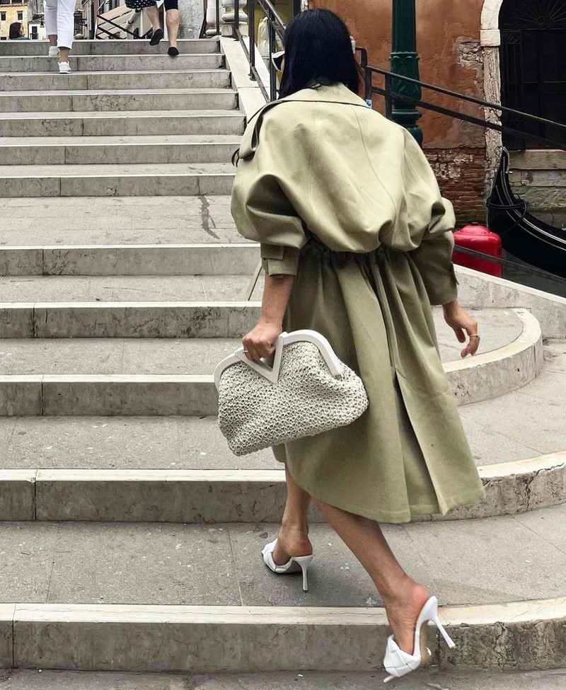 Стильные плащи и тренчи 2026: модные модели на фото