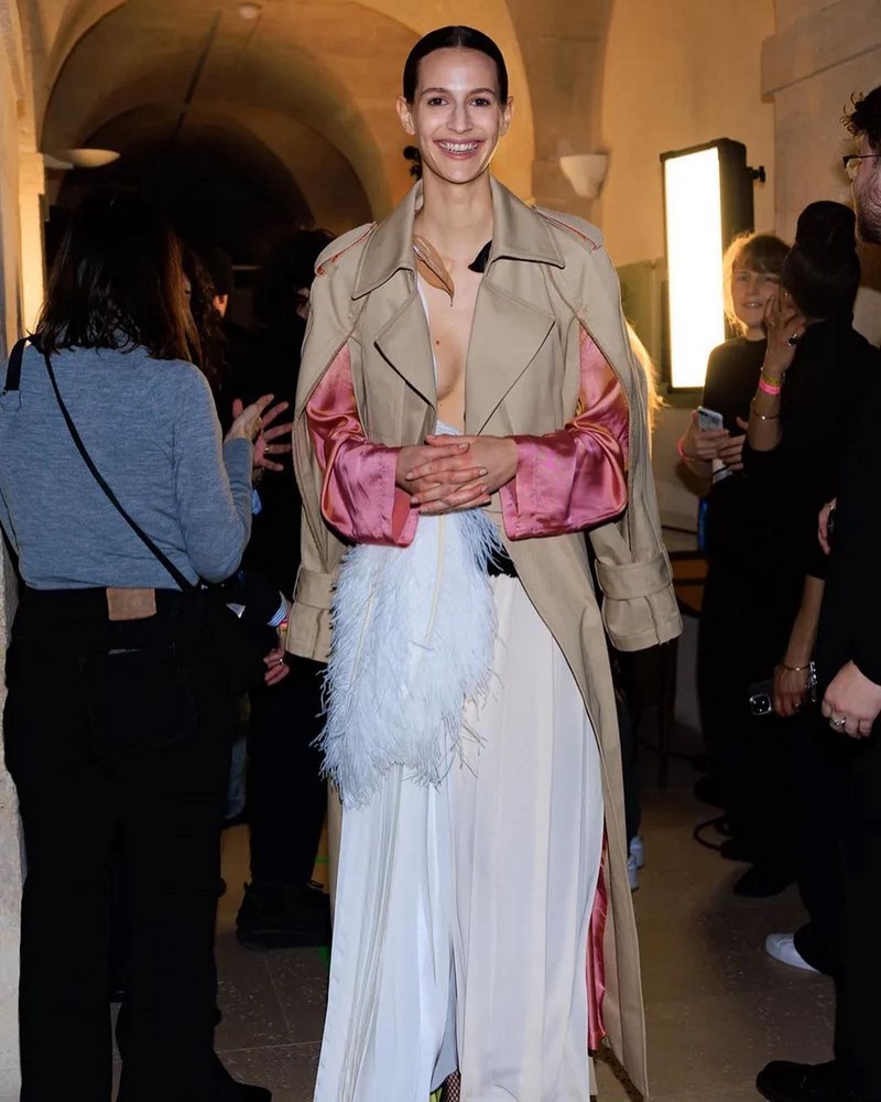 Стильные плащи и тренчи 2026: модные модели на фото