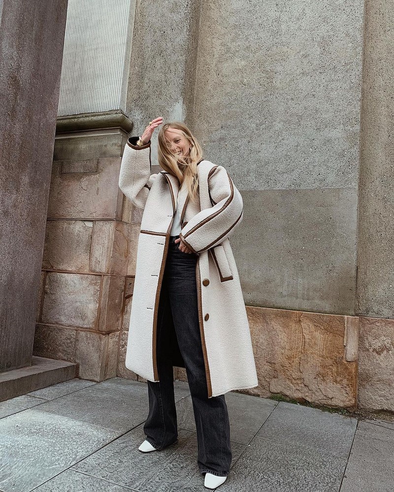 Стильные плащи и тренчи 2026: модные модели на фото