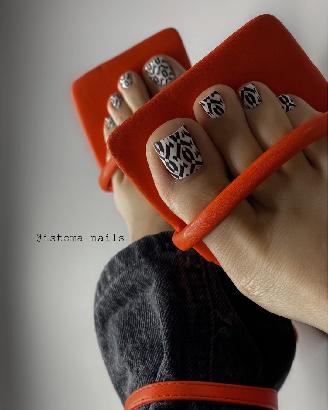 Летний педикюр 2026 — модные тренды дизайна с фото