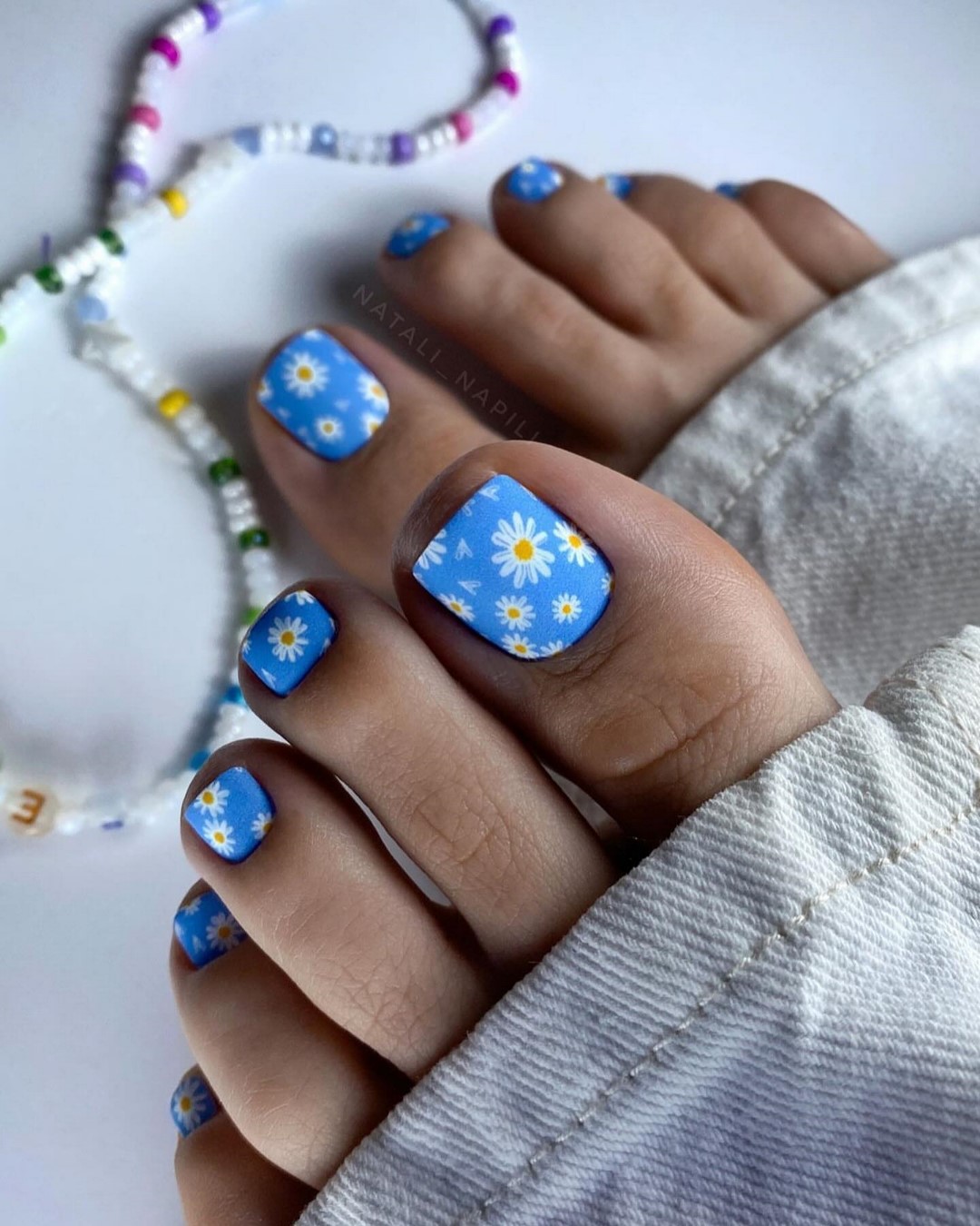 Летний педикюр 2026 — модные тренды дизайна с фото