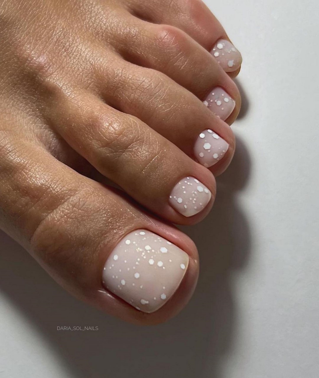 Летний педикюр 2026 — модные тренды дизайна с фото