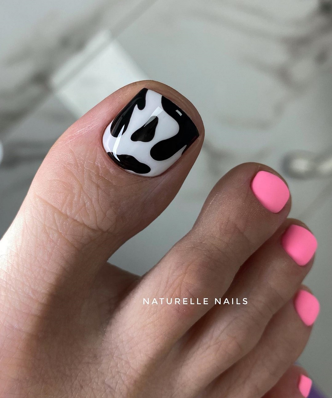 Летний педикюр 2026 — модные тренды дизайна с фото