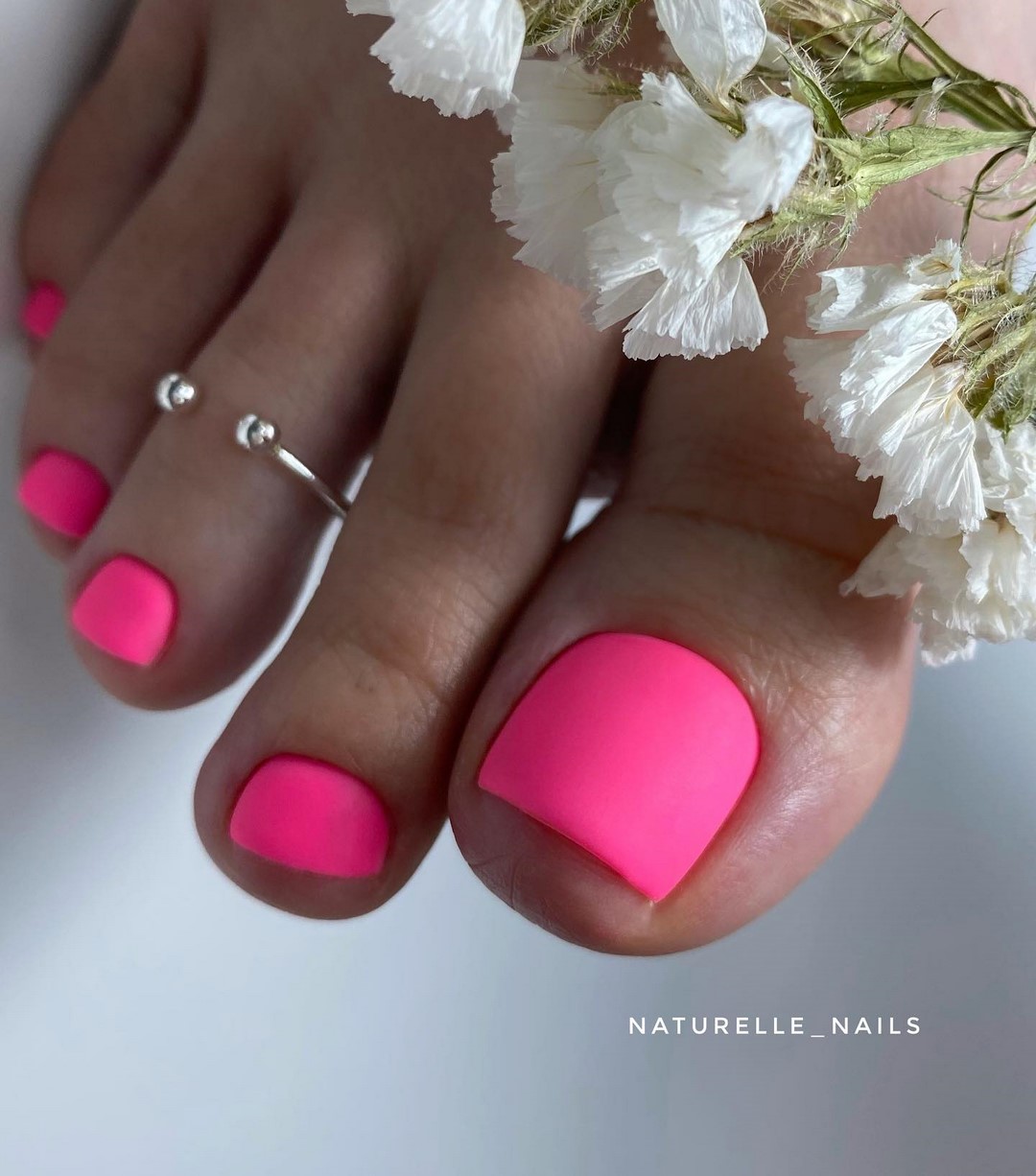 Летний педикюр 2026 — модные тренды дизайна с фото