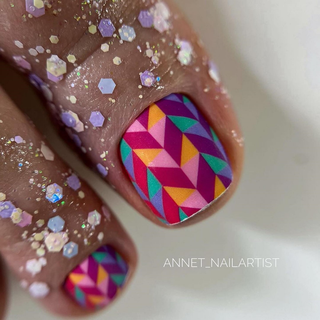 Летний педикюр 2026 — модные тренды дизайна с фото