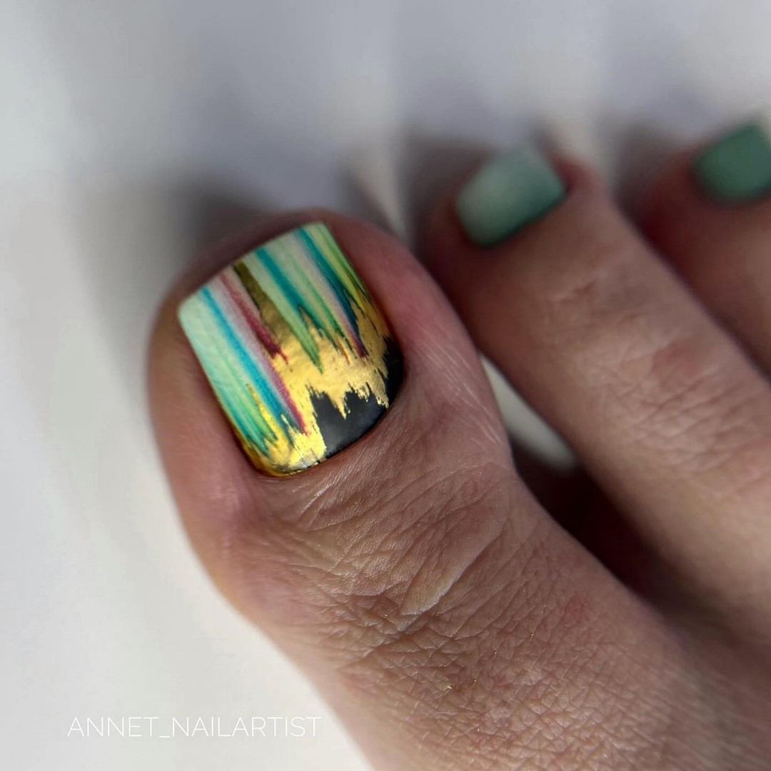 Летний педикюр 2026 — модные тренды дизайна с фото