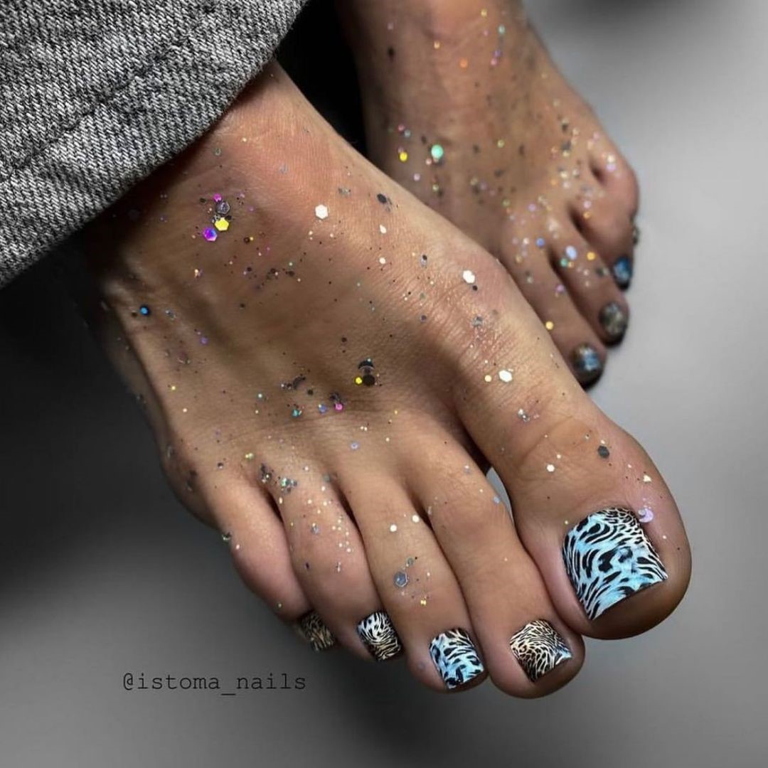 Летний педикюр 2026 — модные тренды дизайна с фото