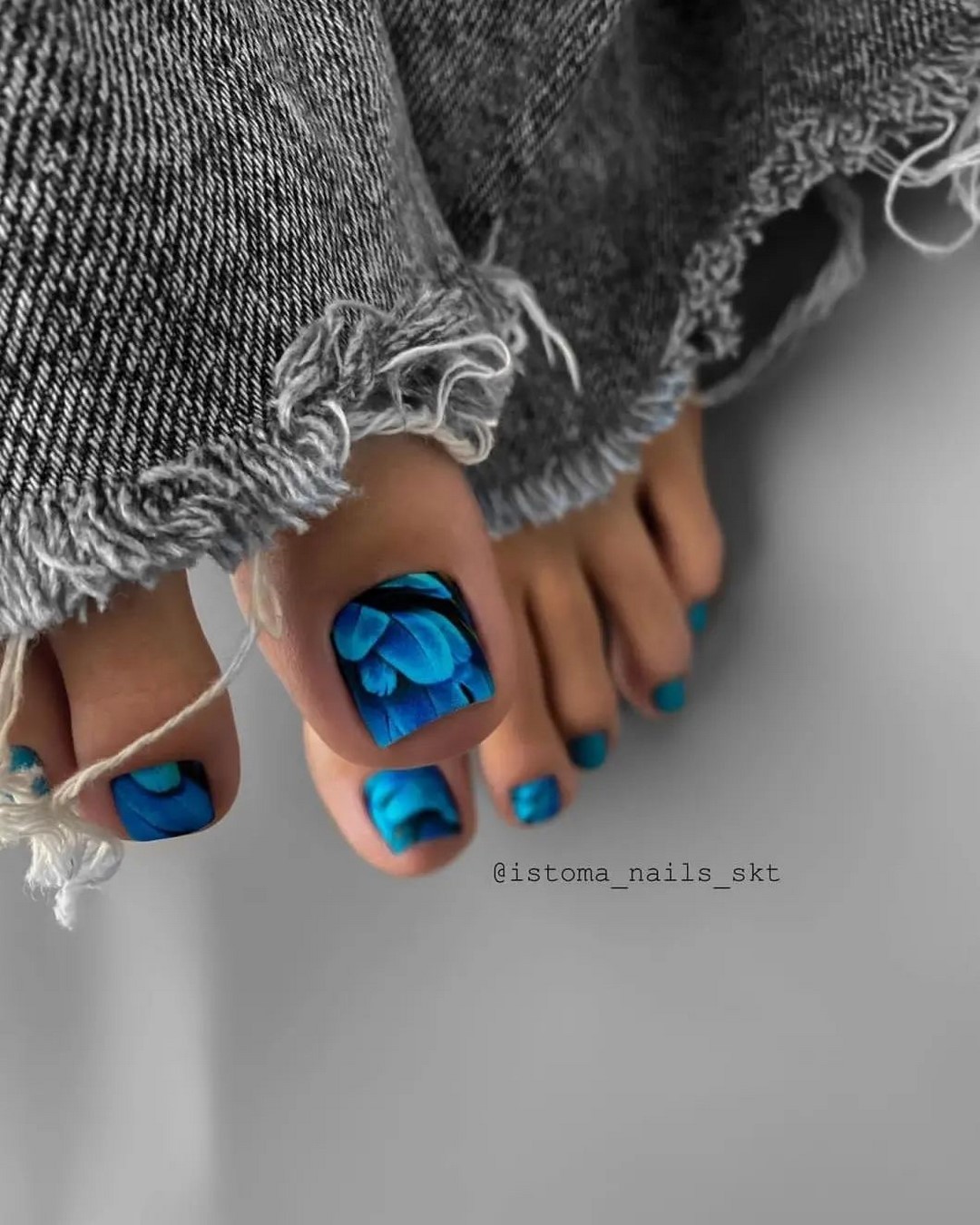 Летний педикюр 2026 — модные тренды дизайна с фото