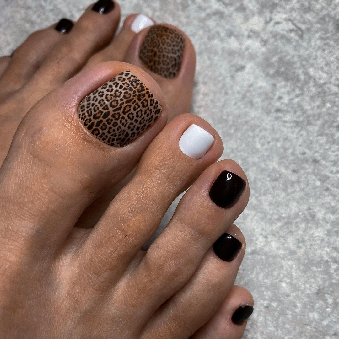 Летний педикюр 2026 — модные тренды дизайна с фото