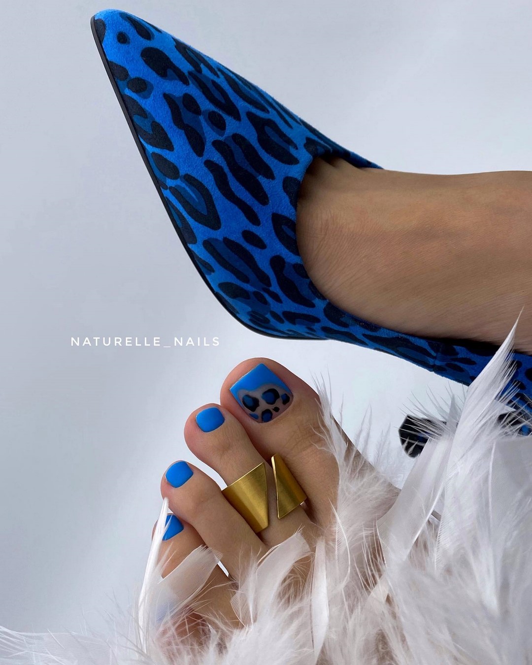 Летний педикюр 2026 — модные тренды дизайна с фото