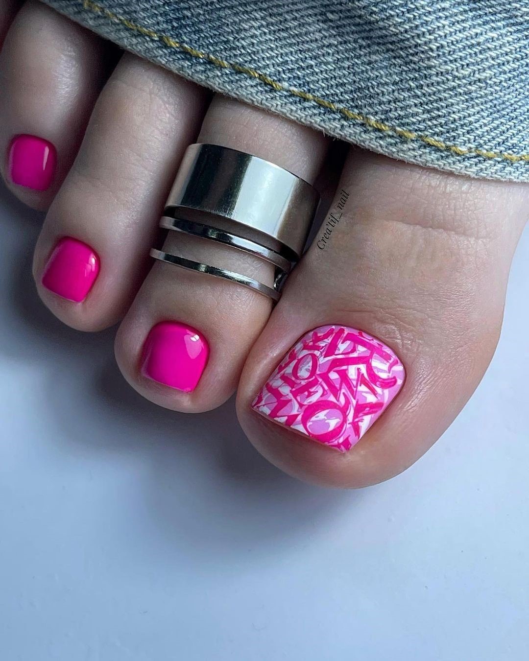 Летний педикюр 2026 — модные тренды дизайна с фото