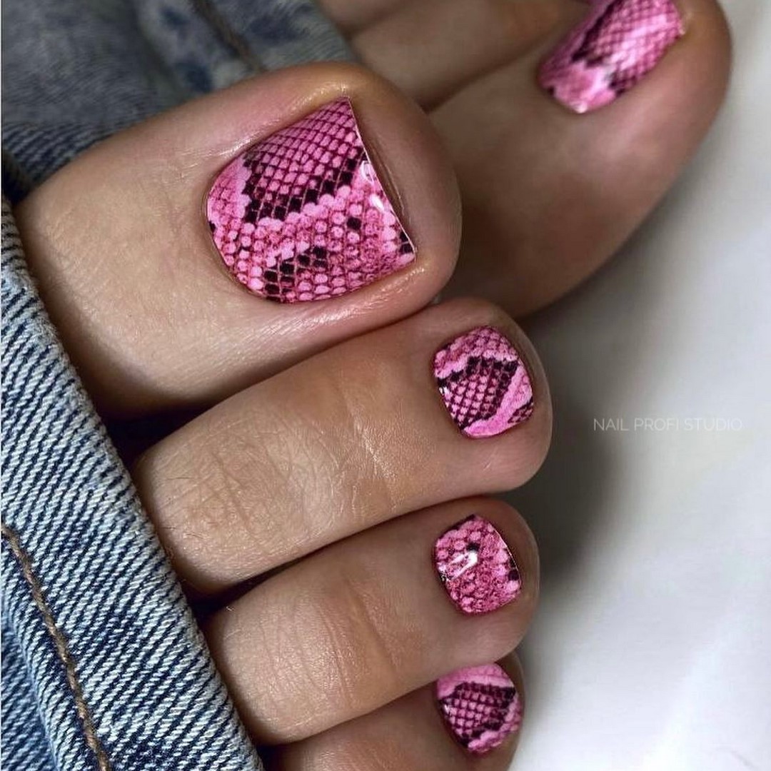 Летний педикюр 2026 — модные тренды дизайна с фото